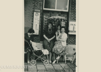 : enkele dames voor de deur bij de bakker op de hoek van de Hogestraat in Loppersum, jaren zestig. Collectie HV Loppersum.