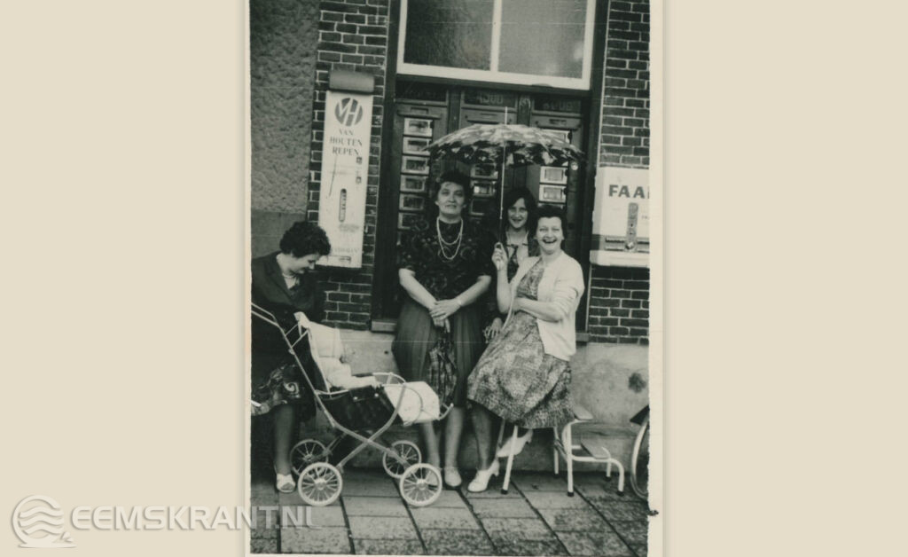 : enkele dames voor de deur bij de bakker op de hoek van de Hogestraat in Loppersum, jaren zestig. Collectie HV Loppersum.
