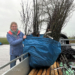 Maria Bolt haalt bij de Eikemaheert in Loppersum haar inheemse struiken en bomen op.
