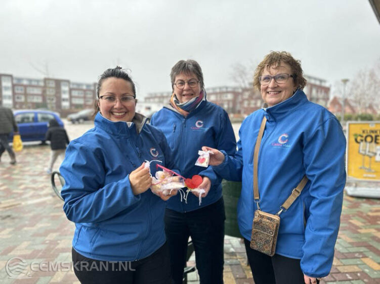 Nynke Walsta en Ester Lohuis, beide directeur-bestuurder en Carmen Akollo, sociaal werker Opvoeden&Opgroeien.