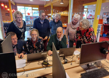 De vrijwillige adviseurs van het Dorpsloket krijgen uitleg van                                               Dorpsbelangen Loppersum en Zorgcoöperatie Loppersum