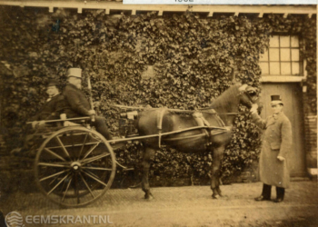 Jonkheer Edzardt Willem Alberda van Menkema met koetsier bij het schathuis van de Menkemaborg in Uithuizen, 1882, Collectie Groninger Archieven.