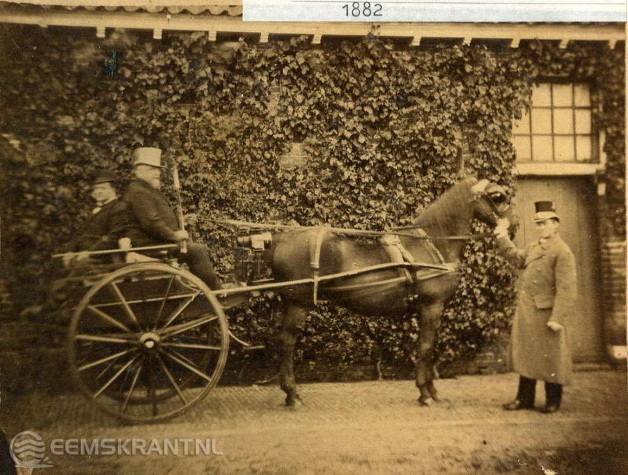 Jonkheer Edzardt Willem Alberda van Menkema met koetsier bij het schathuis van de Menkemaborg in Uithuizen, 1882, Collectie Groninger Archieven.