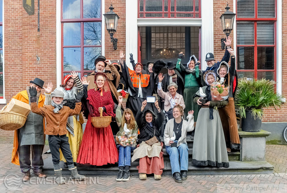 Winnaars Dickens in Daam op voorgrond Sanne van der Blonk en Willie Kruidhof midden juryvoorzitter Mijna Hadders-Algra. Foto’s: Johnny Pattipeiluhu
