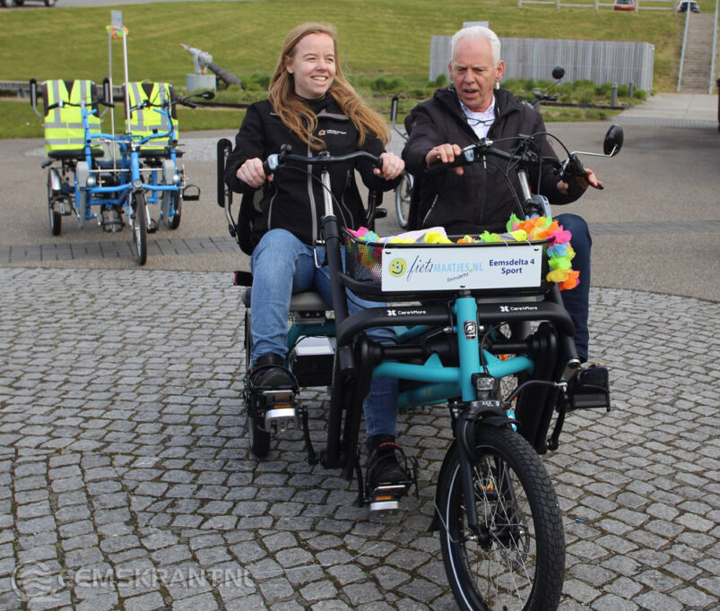 Kirsten Pheiffer en Wethouder David de Jong proberen nieuwe duofiets uit. Foto: Leah Schans