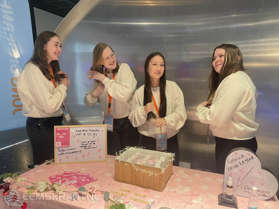 De meiden van Glam & Glow showen hun product op de markt