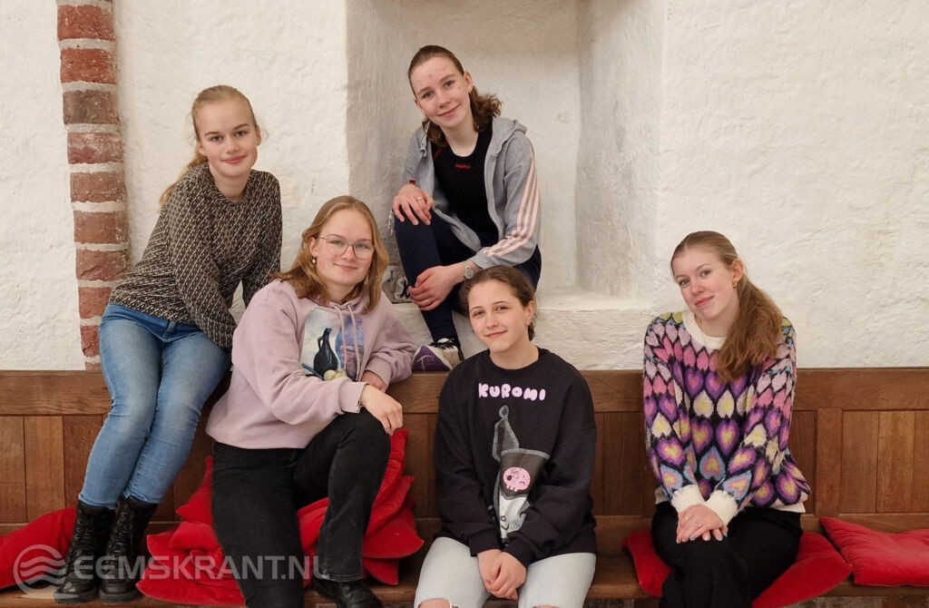 van links naar rechts, de jongeren; Eva Perdok, Maaike Perdok, Marlies Kuiper, Zoey van der Wal en Nina Klopstra. Eigen foto.