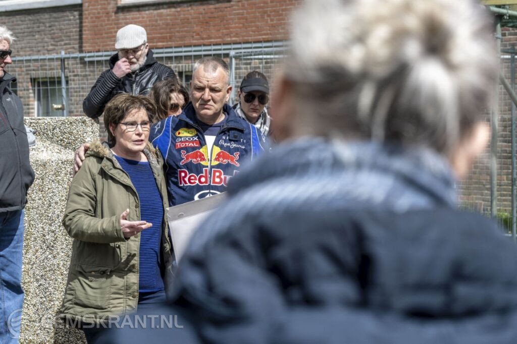 Een geëmotioneerde Judith Reintsema vertelt haar verhaal gesteund door haar buurman Jakob Puister.