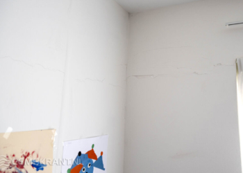 Scheuren in de muur van een kinderkamer