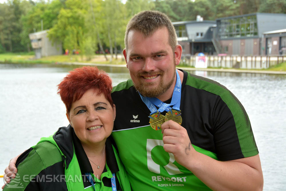 Coach Patricia Lammerts en Bart Hol met de twee Gouden medailles.