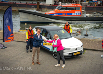 Algemeen directeur RDW Jantina Woudstra overhandig het nieuwe kenteken aan de Jacob Tas van KNRM.