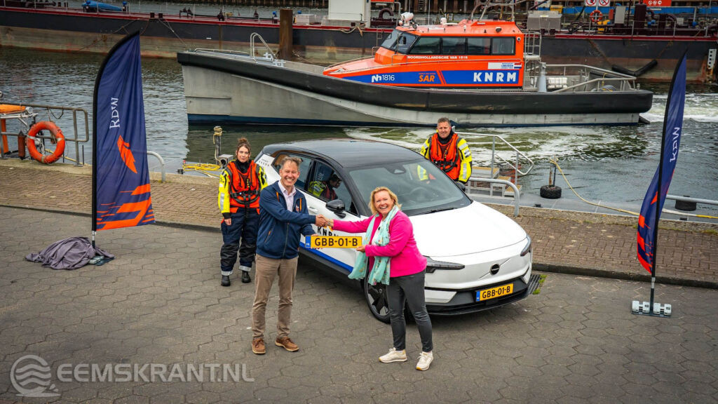 Algemeen directeur RDW Jantina Woudstra overhandig het nieuwe kenteken aan de Jacob Tas van KNRM.