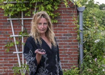 Tamara met de achtergebleven resten van het schieten.