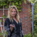 Tamara met de achtergebleven resten van het schieten.