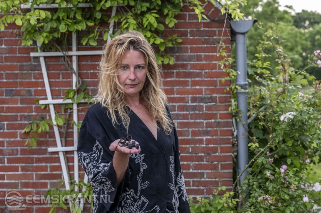 Tamara met de achtergebleven resten van het schieten.