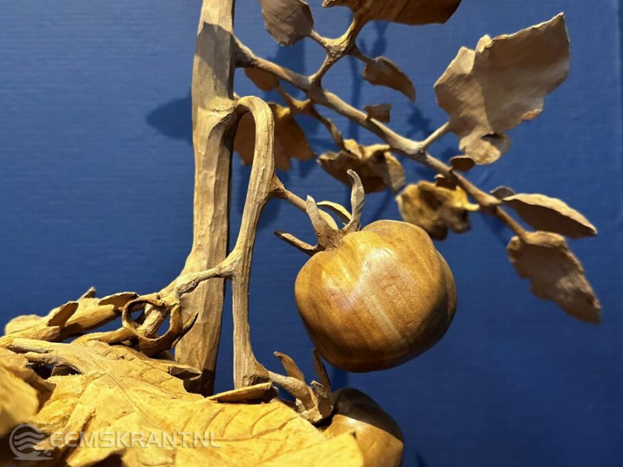 Tomatenplant uit hout gesneden door Ibo Heeres