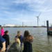 Leerlingen van OBS De Noordster uit Usquert nemen een kijkje in de Eemshaven.