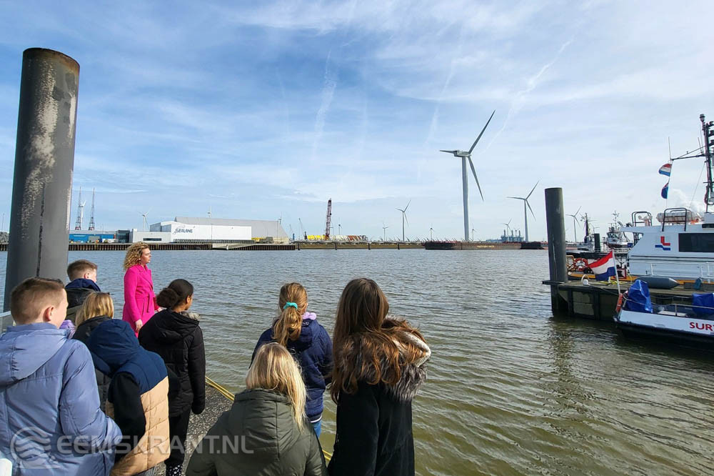 Leerlingen van OBS De Noordster uit Usquert nemen een kijkje in de Eemshaven.