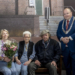 Mevrouw Kuiper tussen haar zoon en dochter en Burgemeester Ben Visser