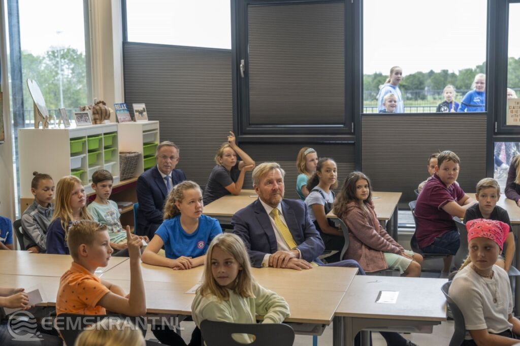 Koning Willem-Alexander bezocht basisschool in Ten Boer en volgde een gastles over aardbevingen en s