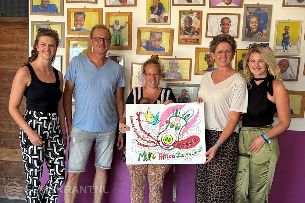 De overhandiging van de cheque. Vanaf links: Loes de Vries, André de Vries, Ellen van Beers, Emma de Vries-Veling, Roos de Vries.