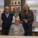 Derk en Anneke samen met een van hun dochters en de locoburgemeester.