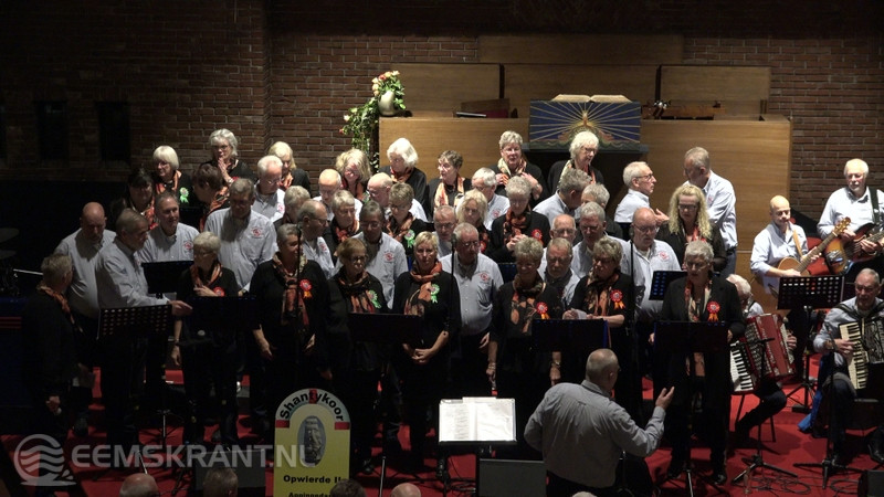 Foto: Beide koren op het podium in zaal Kabzeël