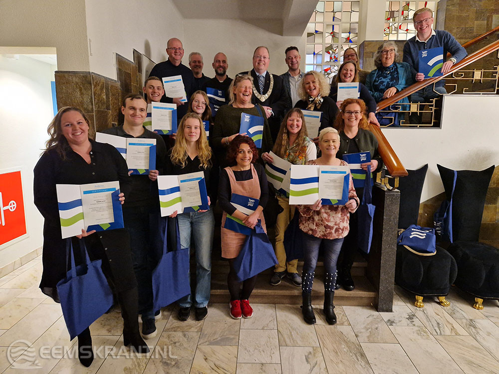 Burgemeester Visser met de deelnemers van de cursus Politiek Actief .