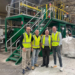 Michel Walstock (l) en Jan Jaap Folmer (r) vorige week in Melbourne (Australië) met Plastech collega’s
Peter en Colin Barker in het midden bij de nieuwe Plastech Mixer-Melter voor de fabriek in Delfzijl.