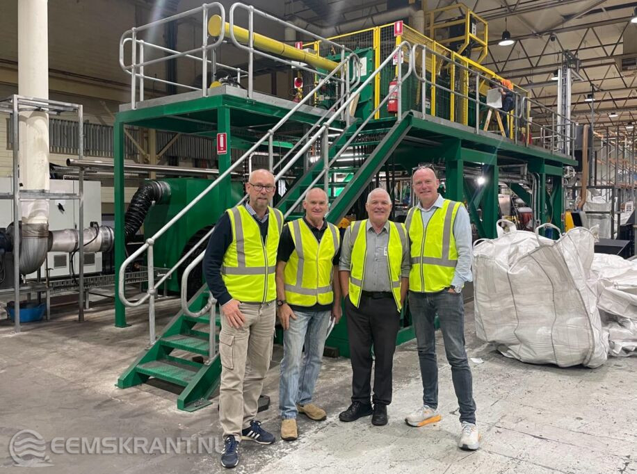 Michel Walstock (l) en Jan Jaap Folmer (r) vorige week in Melbourne (Australië) met Plastech collega’s
Peter en Colin Barker in het midden bij de nieuwe Plastech Mixer-Melter voor de fabriek in Delfzijl.