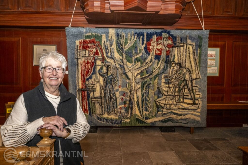 Johanna Kroes voor het Wandkleed