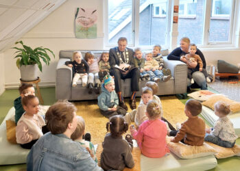 Burgemeester Henk Jan Bolding van de Gemeente Het Hogeland leest voor.