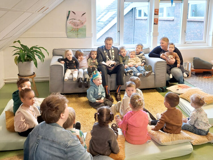 Burgemeester Henk Jan Bolding van de Gemeente Het Hogeland leest voor.