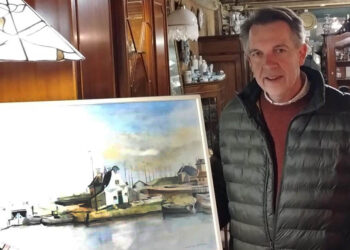 Erik Boerma met het schilderij van de haven