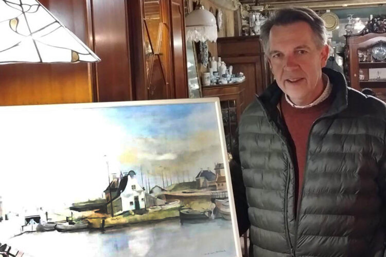 Erik Boerma met het schilderij van de haven