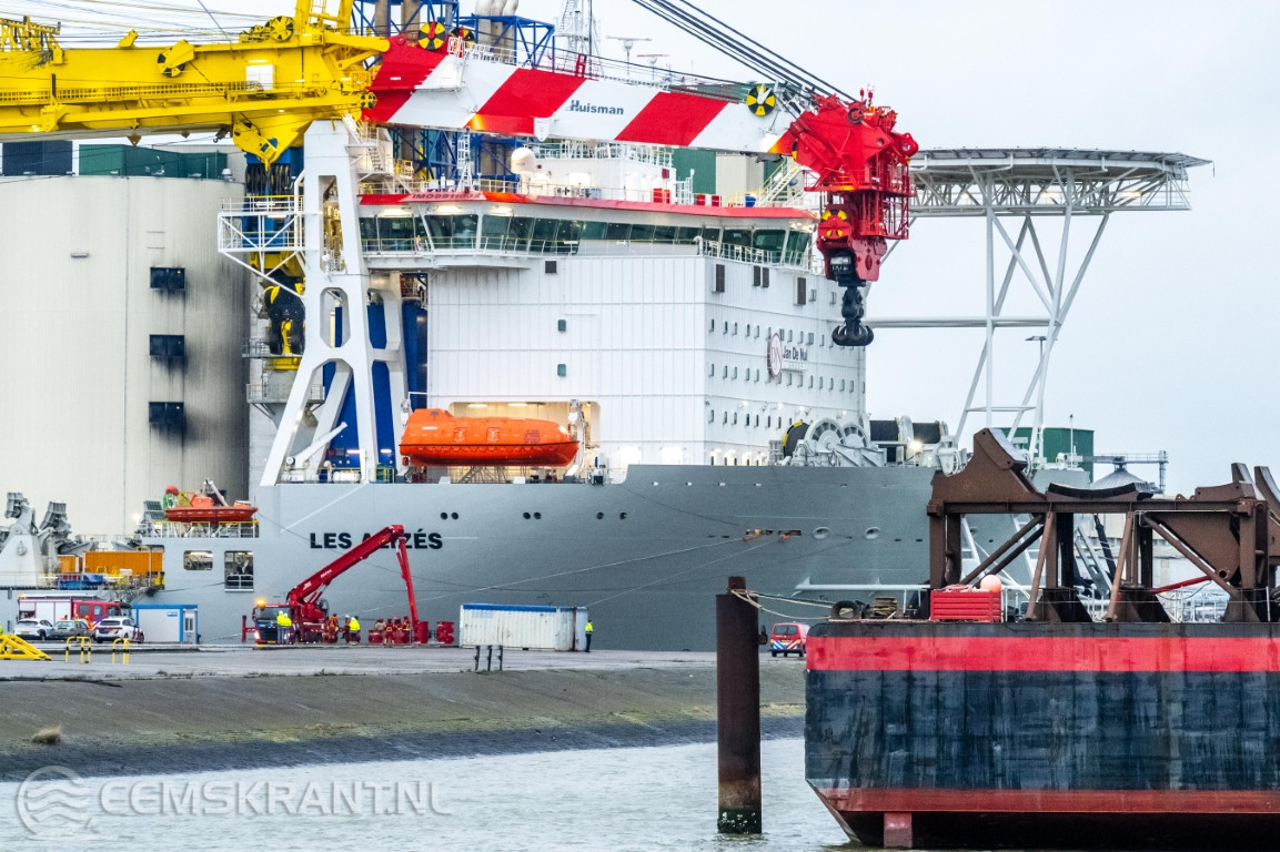 Zeer grote brand op windturbineschip in de Eemshaven