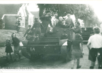 Kinderen klimmen op een Canadese bren carrier in Loppersum, 1945 – Foto: collectie Historische Vereniging Loppersum