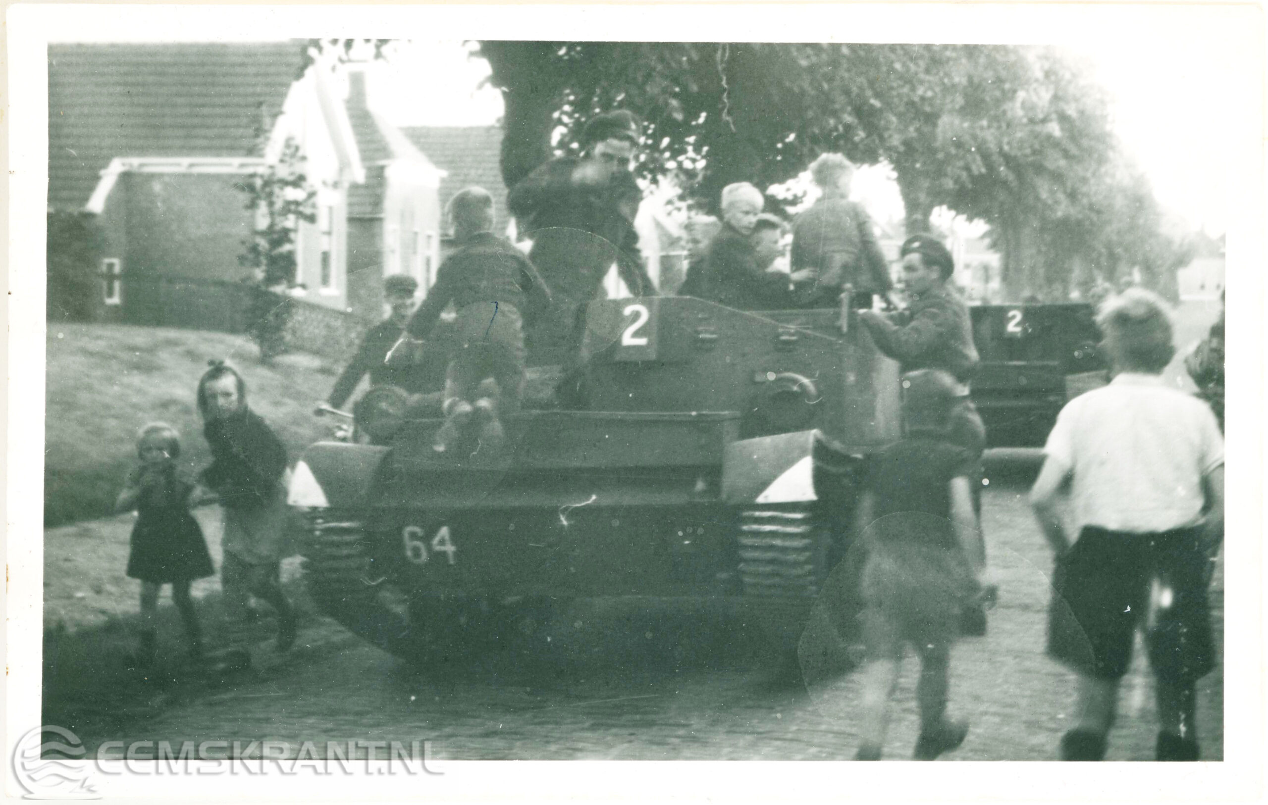 Kinderen klimmen op een Canadese bren carrier in Loppersum, 1945 – Foto: collectie Historische Vereniging Loppersum