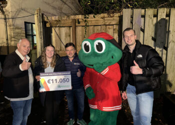 Van links naar rechts: Ruud Sliphorst (directeur en oprichter Stichting Opkikker), Esmée Sprik (marketingmedewerker Autovakmeester), Angelo Mulder (formule manager Autovakmeester) en Joeri Ebbelaar (coördinator fondsenwerving Stichting Opkikker)