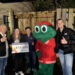 Van links naar rechts: Ruud Sliphorst (directeur en oprichter Stichting Opkikker), Esmée Sprik (marketingmedewerker Autovakmeester), Angelo Mulder (formule manager Autovakmeester) en Joeri Ebbelaar (coördinator fondsenwerving Stichting Opkikker)
