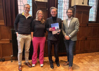 (V.l.n.r.) Apotheker Verbeek van Buuren en huisarts Lianne Verbeek van Buuren, beiden (mede-) initiatiefnemer van gezondheidscentrum Meerstad in Groningen, gedeputeerde Tjeerd van Dekken en apotheker Ebian Brill, (mede-) initiatiefnemer van gezondheidscentrum Meerstad en het Medisch Centrum aan de Radesingel in Groningen.