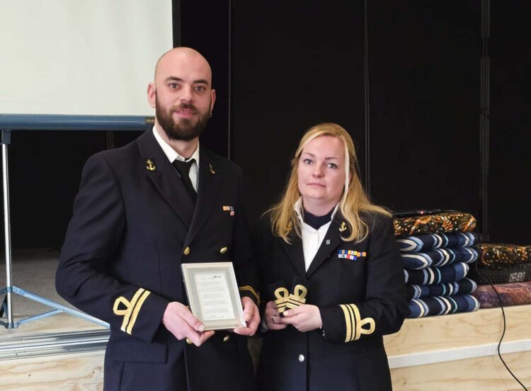 Voormalige commandant Monica Spelde feliciteert nieuwe commandant Joey Zijlstra.