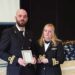 Voormalige commandant Monica Spelde feliciteert nieuwe commandant Joey Zijlstra.