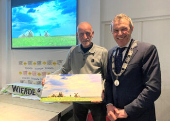 Burgemeester Henk Jan Bolding (rechts) en de winnaar van de fotowedstrijd Aiso Lycklama à Nijeholt (links)