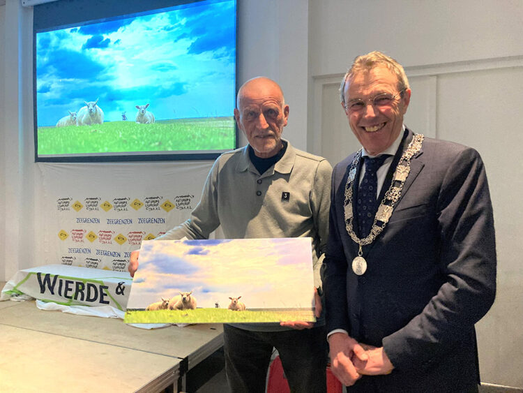 Burgemeester Henk Jan Bolding (rechts) en de winnaar van de fotowedstrijd Aiso Lycklama à Nijeholt (links)