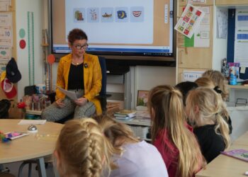 Raadslid Marjan Stel leest voor in het Gronings dialect.
