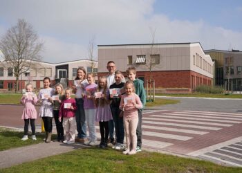 Kinderen en wethouder Van Keijzerswaard met stempelkaart.