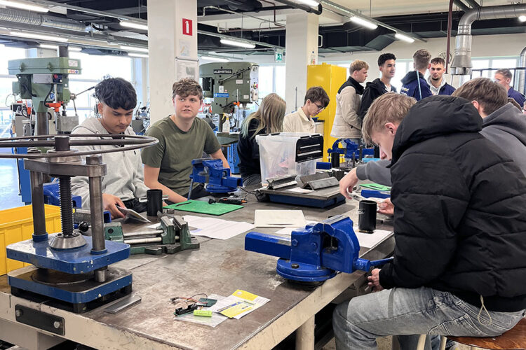Leerlingen maken een solar buitenlamp bij Noorderpoort Energy Maritime