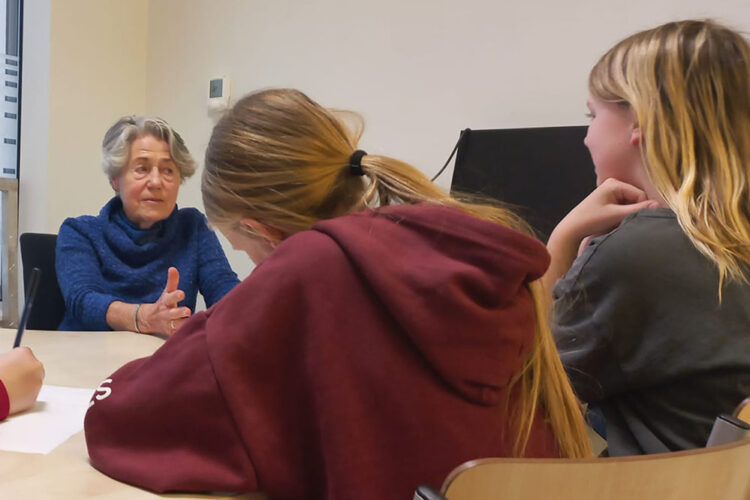Riet Bons-Storm in gesprek met leerlingen. Foto: Els Zwerver