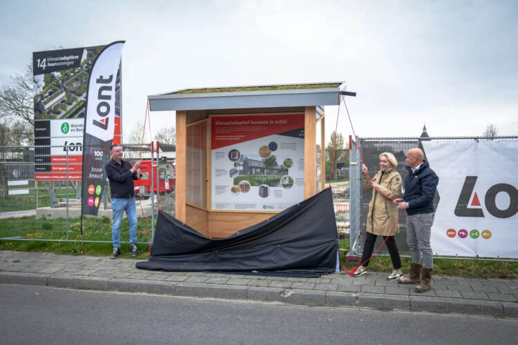 Onthulling informatiebord door directeur-bestuurder Wierden en Borgen, wethouder gemeente Eemsdelta en directeur bouwbedrijf Lont
